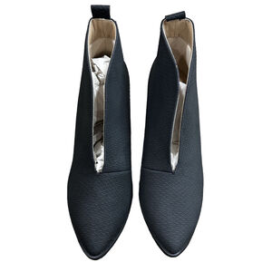 New without box Journee Collection Bellamy size 6 with vegan leather and deep V